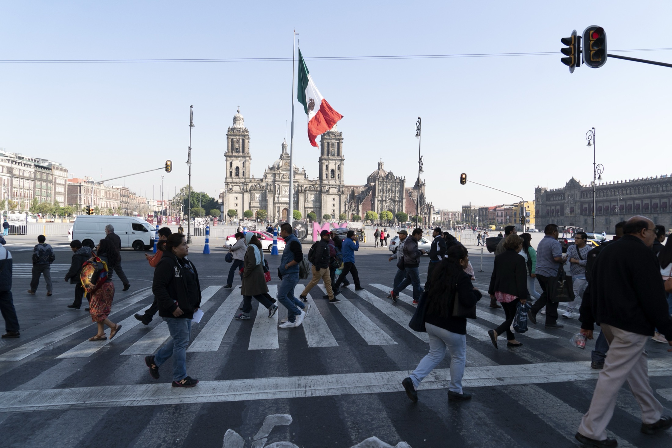 Personas cruzando el Zócalo de la Ciudad de México