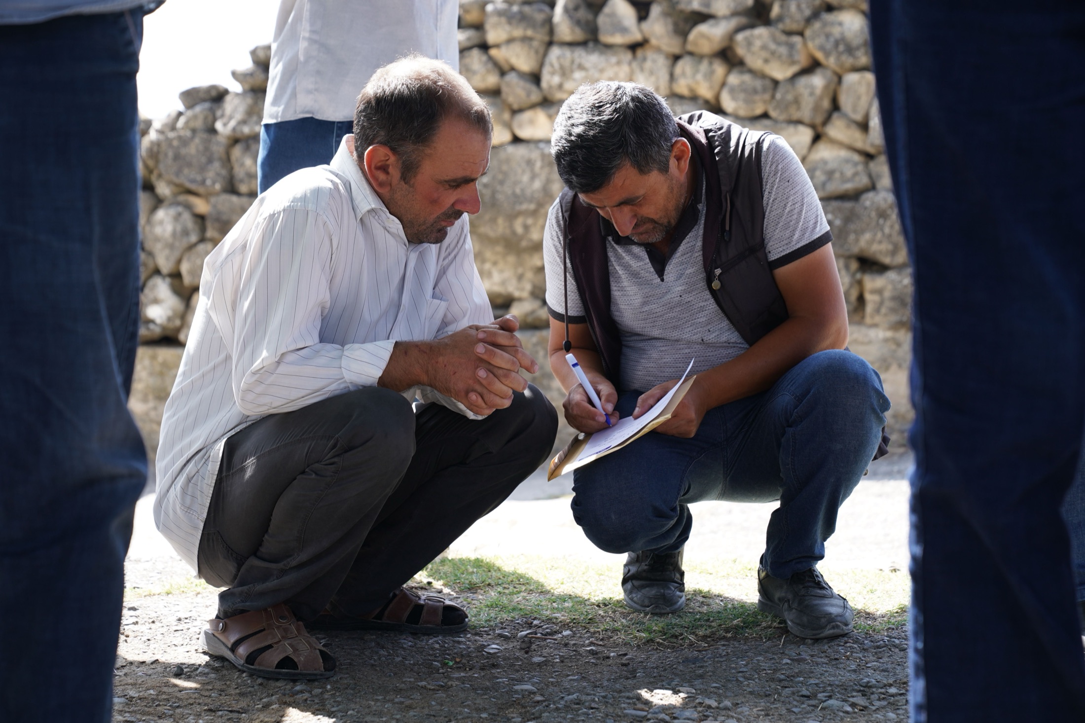 Encuestador conversando con personas durante trabajo de campo
